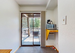 Main Street room - hot tub & pool - walk to lifts, dog-friendly, balcony