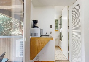 Main Street room - hot tub & pool - walk to lifts, dog-friendly, balcony