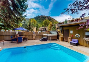 Main Street room - hot tub & pool - walk to lifts, dog-friendly, balcony