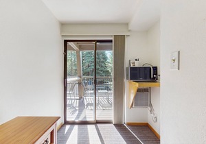 Main Street room - pool & hot tub - walk to lifts, dog-friendly, balcony