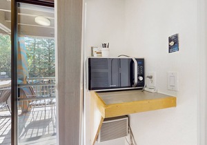 Main Street room - pool & hot tub - walk to lifts, dog-friendly, balcony