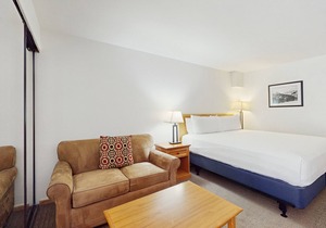 Main Street room - pool & hot tub - walk to lifts, dog-friendly, balcony