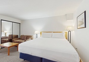 Main Street room - pool & hot tub - walk to lifts, dog-friendly, balcony