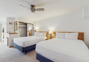 Main Street stay - pool & hot tub - walk to lifts, dog-friendly, balcony