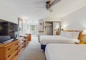 Main Street stay - pool & hot tub - walk to lifts, dog-friendly, balcony