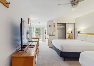 Main Street stay - pool & hot tub - walk to lifts, dog-friendly, balcony