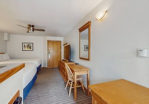 Main Street stay - pool & hot tub - walk to lifts, dog-friendly, balcony