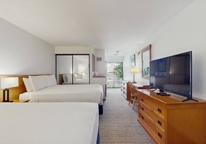 Main Street studio - pool & hot tub - walk to lifts, dog-friendly, third floor