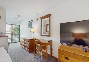 Main Street studio - pool & hot tub - walk to lifts, dog-friendly, third floor
