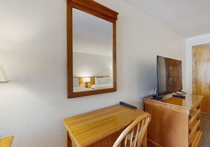 Main Street studio - pool & hot tub - walk to lifts, dog-friendly, third floor