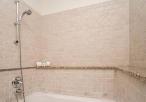 Modern condo w/ cozy fireplace, hot tub and Jacuzzi! #347