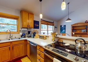 Modern Keystone condo w/a gas fireplace & shared hot tub
