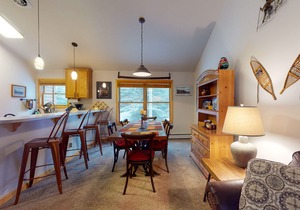 Modern Keystone condo w/a gas fireplace & shared hot tub