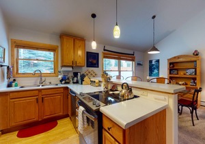 Modern Keystone condo w/a gas fireplace & shared hot tub