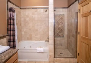 Modern log-cabin style condo, fireplace, patio, hot tub, perfect retreat! #301