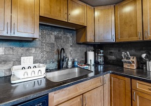 Modern mountain escape near the slopes with pool/hot tub on-site, fast WiFi