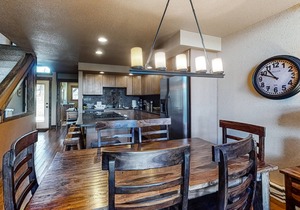 Modern mountain escape near the slopes with pool/hot tub on-site, fast WiFi