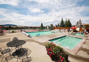 Modern mountain escape near the slopes with pool/hot tub on-site, fast WiFi