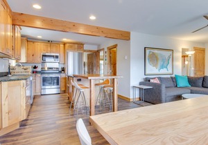 Modern Townhouse w/WiFi, Ski & Mountain Views, Pool - Walk to Slopes