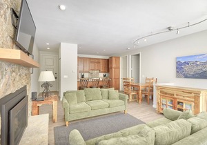 MOST AMAZING VIEWS from this condo. Only minutes from slopes. Shared hot tub