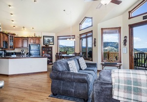 Mount Chiquita 10A - 2 Br Condo with Private Hot Tub - Lake/Mmountain Views!