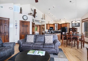 Mount Chiquita 10A - 2 Br Condo with Private Hot Tub - Lake/Mmountain Views!