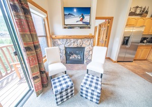 Mountain condo with vaulted ceilings & great views