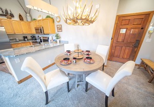 Mountain condo with vaulted ceilings & great views