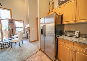 Mountain condo with vaulted ceilings & great views