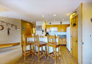 Mountain dream with ski-In/ski-Out Access, WiFi, hot tub, & pool
