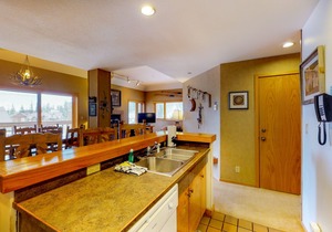 Mountain dream with ski-In/ski-Out Access, WiFi, hot tub, & pool