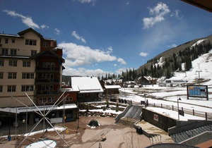 Mountain dream with ski-In/ski-Out Access, WiFi, hot tub, & pool