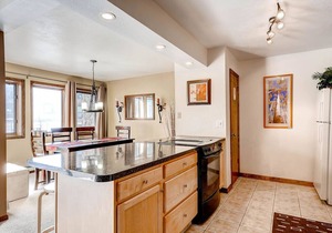 Mountain living in Breckenridge Park Place 101C: spacious 2-bedroom condo with views for 8 guests.!