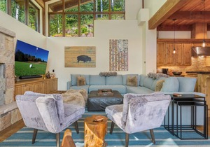 MOUNTAIN MODERN LUXURY CHALET Hot tub, free bus, deck, 4 car parking & fire pit!