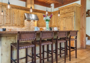 MOUNTAIN MODERN LUXURY CHALET Hot tub, free bus, deck, 4 car parking & fire pit!