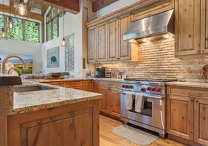 MOUNTAIN MODERN LUXURY CHALET Hot tub, free bus, deck, 4 car parking & fire pit!