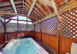 Mountain View Condo w/3 Balconies, Gas Fireplace, Shared Hot Tub & Ski Shuttle
