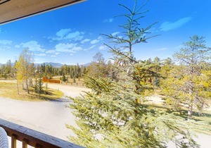 Mountain View Condo w/3 Balconies, Gas Fireplace, Shared Hot Tub & Ski Shuttle