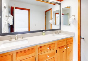 Mountain-view condo with fireplace, pool & hot tub access - close to sledding