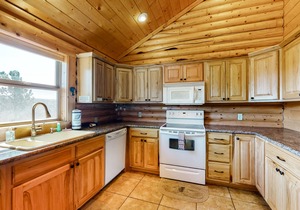 Mountain-view escape with private hot tub, fireplace, washer/dryer, and deck