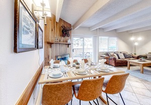 Mountain-View Gem - Ground Floor with Shared Pool & Hot Tub - Walkable Locale