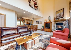 Mountain-view townhouse near skiing with pool, hot tub, tennis, & gas fireplace