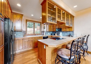 Mountain-view townhouse near skiing with pool, hot tub, tennis, & gas fireplace