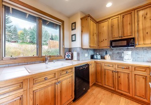 Mountain-view townhouse near skiing with pool, hot tub, tennis, & gas fireplace