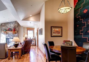 Mt. Victoria Lodge Penthouse Condo: Downtown, Hot Tub