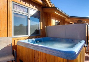 Mt. Victoria Lodge Penthouse Condo: Downtown, Hot Tub