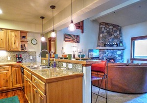 ⭐️ New Listings ⭐️ Updated LOFT + Gas Fireplace