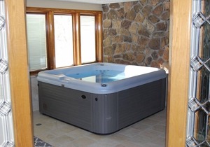New Private Hot Tub! Walk to Lifts, Log-Burning Fireplace, Warm and Cozy