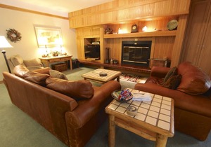 New Private Hot Tub! Walk to Lifts, Log-Burning Fireplace, Warm and Cozy