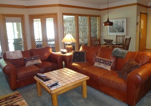 New Private Hot Tub! Walk to Lifts, Log-Burning Fireplace, Warm and Cozy